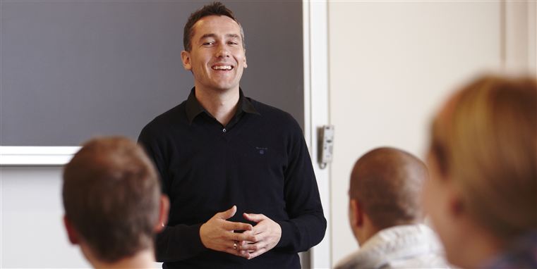 Der er formentlig smil på læben hos de lærere, der scorer kassen på overarbejde. Hundredevis bliver dog snydt for job af fidusen, lyder det nu.&nbsp;
