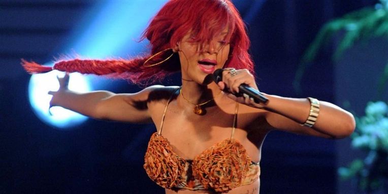 Rihanna var også den første kvinde, der fik over to milliarder visninger på hendes kanal på Youtube.