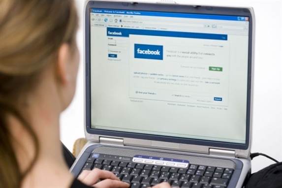 27 procent af den yngre gruppe logger desuden ind på Facebook eller Twitter flere end 10 gange om dagen.