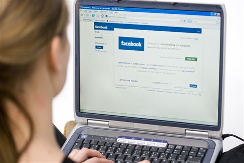 At tjekke sin Facebook-profil er ofte en undskyldning for at udskyde dagens dont på jobbet.