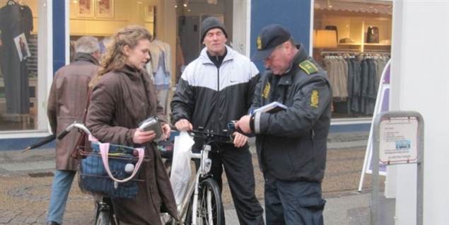 Det kan være rigtig dyrt at cykle ulovligt. Disse to cyklister i Randers slipper dog med en bøde på 700 for at køre i gågaden.