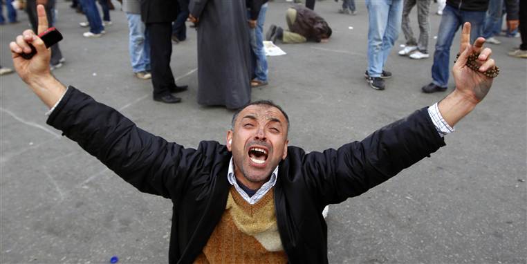 Demonstrant på knæ på Tahrir pladsen i det centrale Kairo