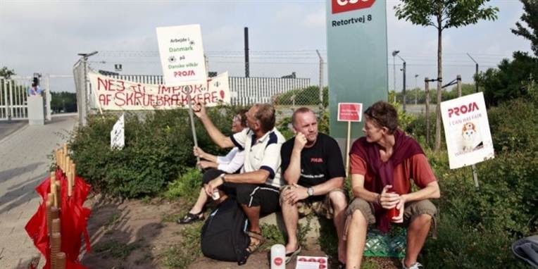 Knap 500 konfliktramte CSC-ansatte har organiseret sig, så der er blokadevagter foran hovedkontoret i Valby hele døgnet.