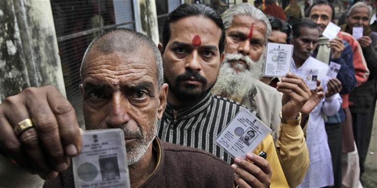 Helige hinduer står i kø for at stemme i Ayodhya, Indien, i et månedlangt lokalvalg, som får konsekvenser for hele landet.