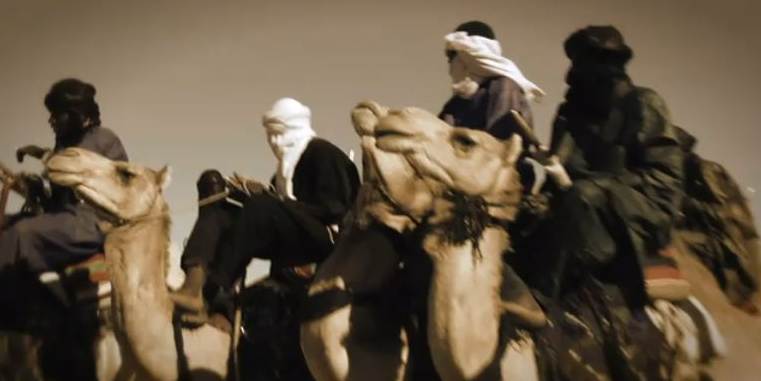 Skærmbillede af tuareger fra en dokumentarfilm, der fortæller om folkeslaget og deres mest berømte musiker.