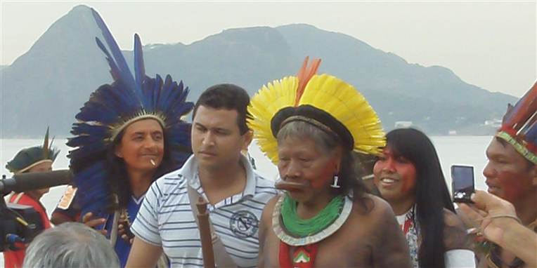 Stammelederen Raoni, den verdenskendte leder af oprindelige folk fra Amazonas, ankommer til demonstration under Rio+20 topmødet i juni 2012.