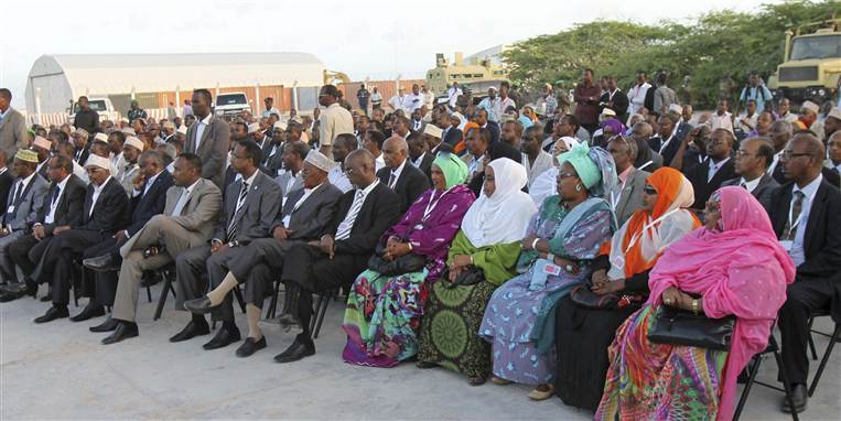 Somalia nye parlament ved indledning af ceremonien mandag.