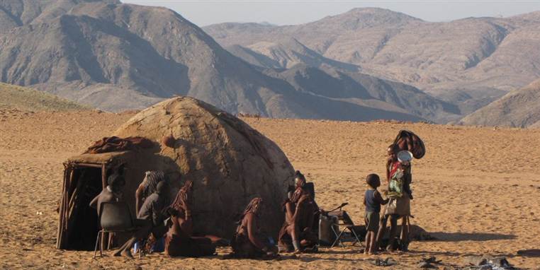 Boligforhold er en del af fattigdomsbilledet. Her ses en Himba hytte.