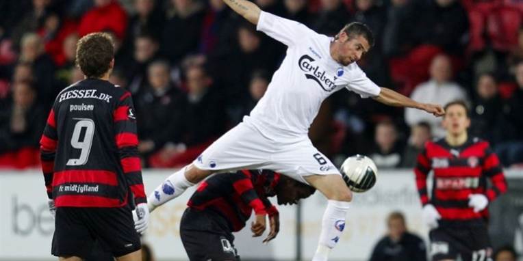 F.C. Københavns Claudemir måtte springe forgæves.