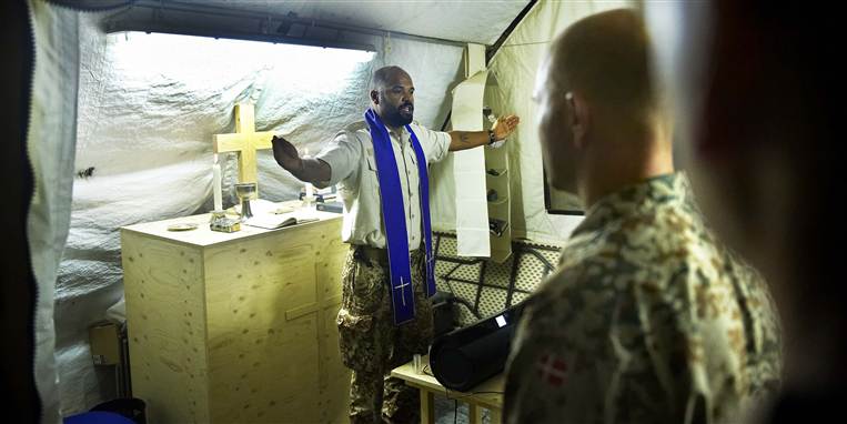 Hvis en dansk feltpræst ikke er til fare for sig selv og kampsoldaterne i Afghanistan, ser formanden for Folketingets forsvarsudvalg, Karsten Nonbo (V), ingen problemer i, at han er med til at forsvare militærlejrene.