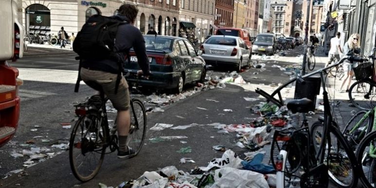 Gadefestens arrangører havde egentlig lovet at rydde op efter sig - alligevel flyder det med affald i bydelen Nørrebro dagen efter, at den københavnske gadefest Distortion lagde vejen forbi.