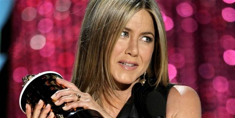Sød ser hun ud - men hun kan altså også finde ud af at spille en svinagtig, sexfikseret chef. Jennifer Aniston modtager her stolt den første Dirtbag-pris.