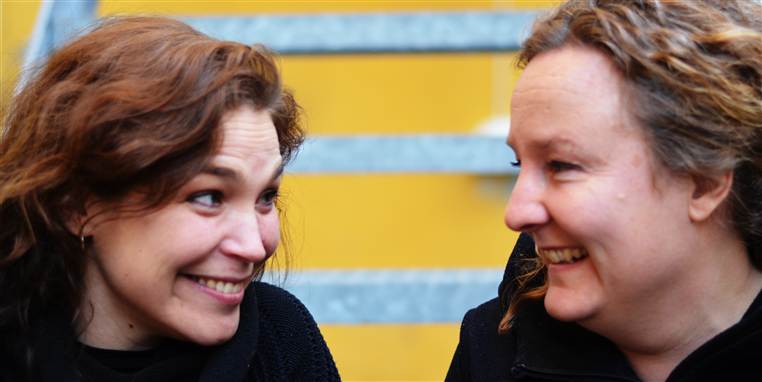 Den 39-årige ejer Trine Uldall (til højre) fik idéen til Media-now.dk, da en veninde blev alvorligt syg. Nu er Line Ankjaergaard (til venstre) ansat i godheds-industrien.