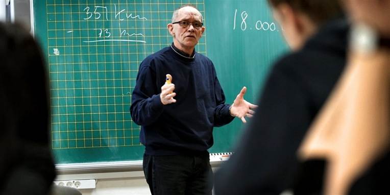 Det er meningsløs, at kommunerne tømrer folkeskolen for lærere, når ledigheden stiger, mener forkser.