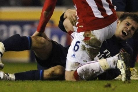 Det gik helt galt for Arsenals Aaron Ramsey for nyligt. Historisk dom giver nu mulighed for at straffe vold på sportsbanen.