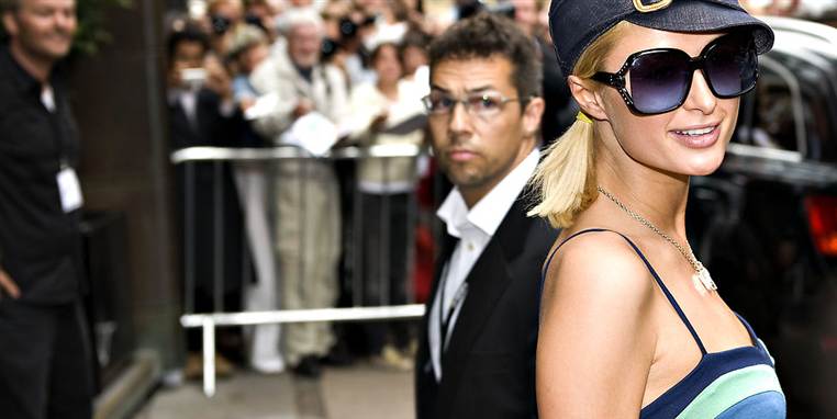 Her ses den amerikanske celebrity Paris Hilton, der under en modeuge i København besøgte det femstjernede luksushotel Skt. Petri. Hotellet skjulte i lodret strid med reglerne en massiv forekomst af fluer, der summede, kriblede og krablede i et lokale med madvarer, der ikke var i emballage.