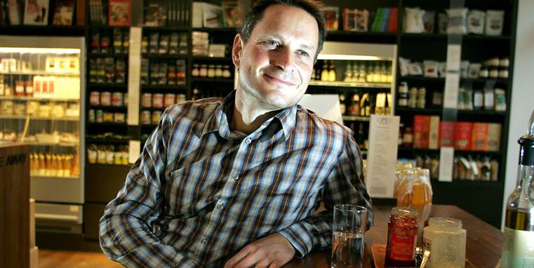 Kokken Claus Meyer i sin 'Meyers Deli', der har fået kritik fra myndighederne for dårlig hygiejne - senest den 18. januar i år. Men det undlod Meyers Deli i strid med reglerne at oplyse om på sit website.