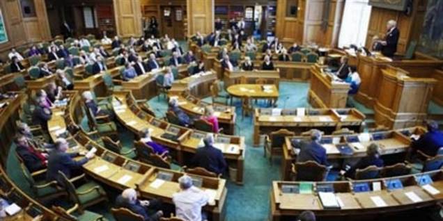 Efter endt arbejde i Folketinget, kan medlemmerne grine hele vejen til banken.
