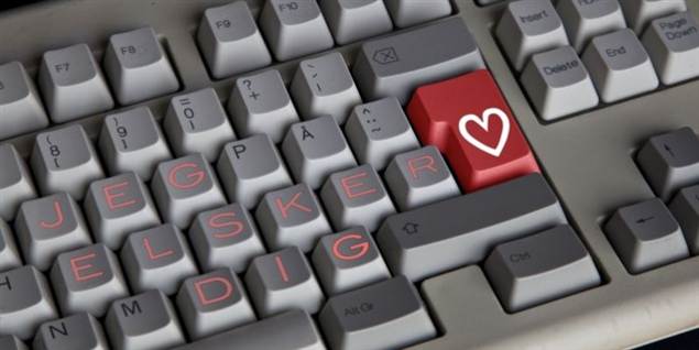 Er man single og vil have en at holde i hånden, så er internettet en god mulighed. Men Dating.dk har gjort internetdating på siden lidt mere rosenrød end virkeligheden kan godtgøre.