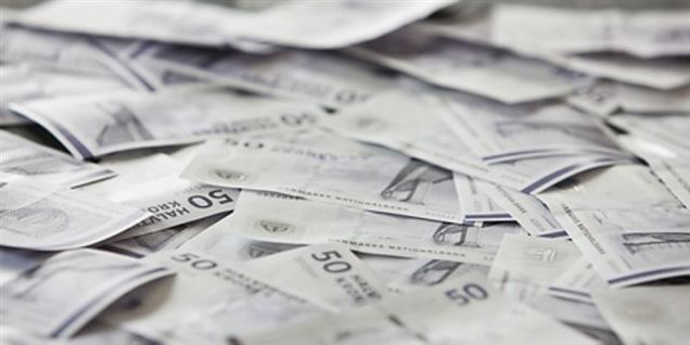 Danskerne holder lidt igen på pengene og indbetaler ikke helt så mange kroner til pension som sidste år.
