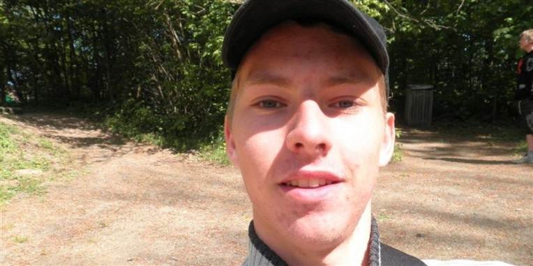 Vi håber og tror, at han er i live, og vi håber på hjælp fra norsk side, siger Kasper, der er forlovet med Joey Ravns søster.