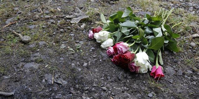 Blomster ved gerningsstedet i de franske alperne, hvor en kun syvårig pige, så sin familie blive myrdet.