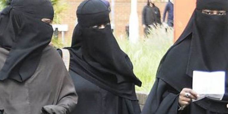 Der vanker bøder, hvis kvinder bærer burka i offentligt rum i Frankrig.