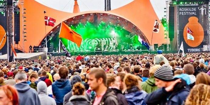 Normalt er der allerede lange ventelister til at arbejde som frivillig på Roskildefestivalen. I år mangler der en tredjedel frivillig knap en måned før festivalens start. Urimelige krav til arbejdsindsatsen bærer skylden.