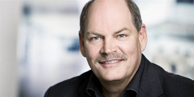 Carsten Hansen vender hjem til sin hjemby, men ikke på et hyggeligt visit, der er krisemøde på menuen.