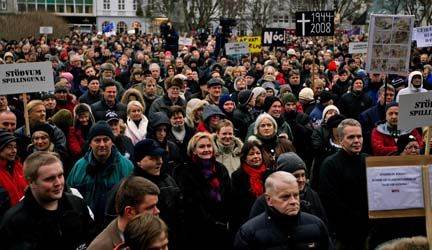 Flere tusinde mennesker har i flere dage demonstreret foran parlamentet.
 Foto: Brynjar Gunnarsson / POLFOTO
