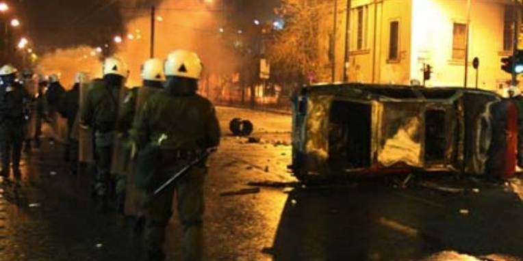 Uroen vokser i Athen. Båden inden for og uden for parlamentets mure.