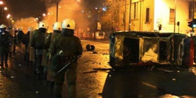 Uroen vokser i Athen. Båden inden for og uden for parlamentets mure.