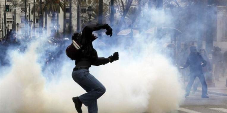 Demonstranterne er utilfredse med politikernes spareplaner.