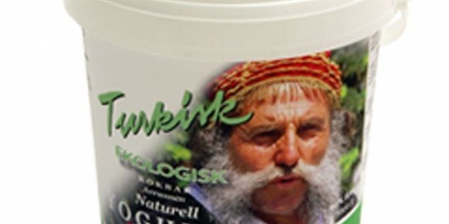 Manden på emballagen af den tyrkiske yoghurt er ikke tyrker - det har han nu blevet millionær på.