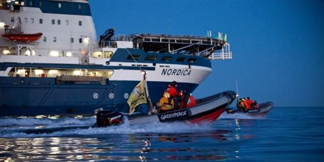 Her ses Greenpeace-aktivister, deriblandt en dansker, inden de torsdag morgen kravlede ombord på den samme isbryder dengang bare syd for Øland i Sverige.