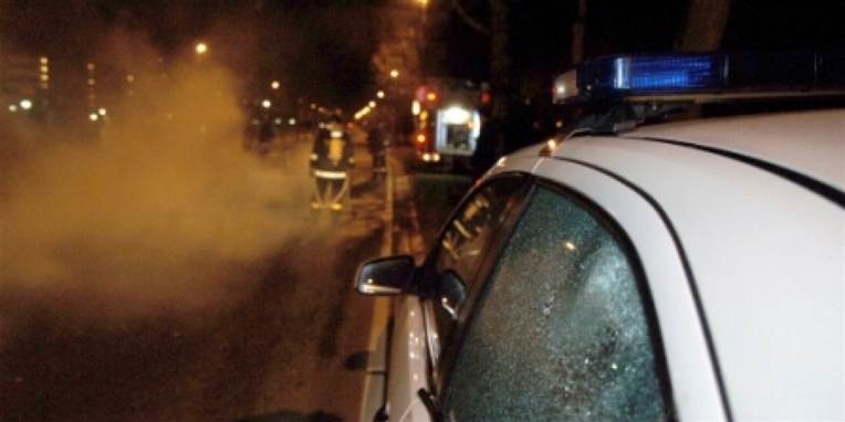 Det endte voldeligt, da en betjent forsøgte at vække sovende mand.