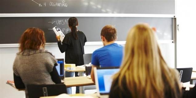 Gymnasielærere bør bruge mere af deres tid på undervisning, mener undervisningsministeren.