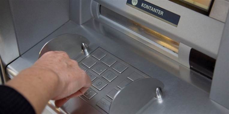 Mange danskere får længere og længere, når de skal hæve kontanter. Bankerne lukker nemlig 'hullerne i væggen' flere steder.