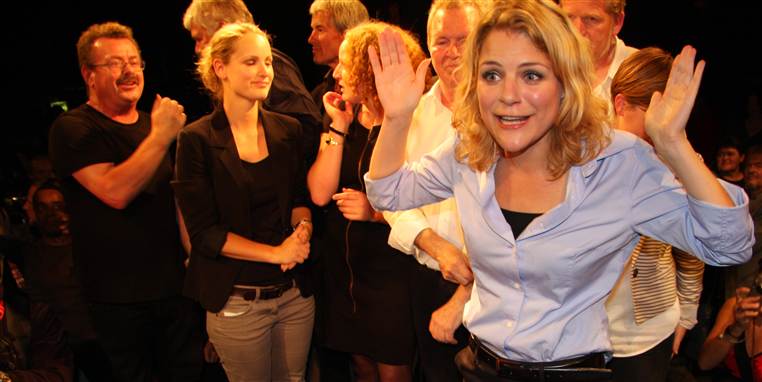 Enhedslisten vil tage praktiklønnen fra pædagogstuderende. Billedet her er taget på valgnatten, hvor Johanne Schmidt-Nielsen havde svært ved at få armene ned.&nbsp;