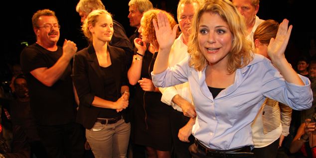 Enhedslisten vil tage praktiklønnen fra pædagogstuderende. Billedet her er taget på valgnatten, hvor Johanne Schmidt-Nielsen havde svært ved at få armene ned.&nbsp;