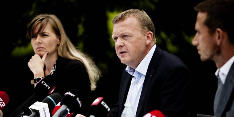 - Hvis man skal på offentlig forsørgelse, så må man også være parat til at tage et job, selvom det ikke ligger rundt om hjørnet, siger Venstres formand Lars Løkke Rasmussen fra partiets sommergruppemøde.