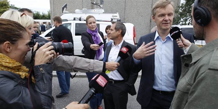 Journalist Jan Kjærgaard i midten, blev ringet op af Helle Thorning-Schmidt og advaret mod sin kilde - Peter Arnfeldt.