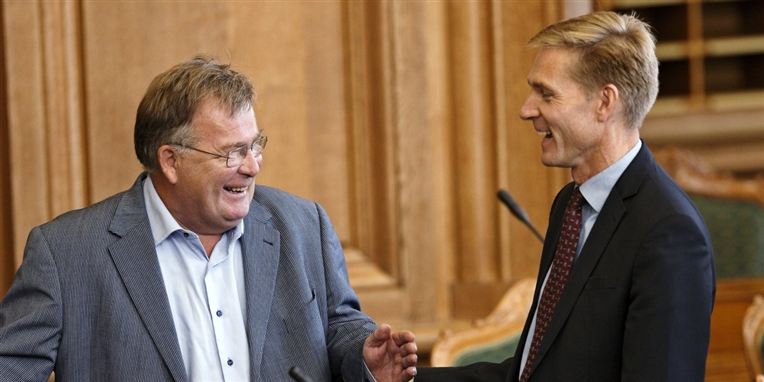 Her to finans-venner - Claus Hjort Frederiksen fra Venstre og Kristian Thulesen Dahl fra Dansk Folkeparti under finanslovsdebatten.