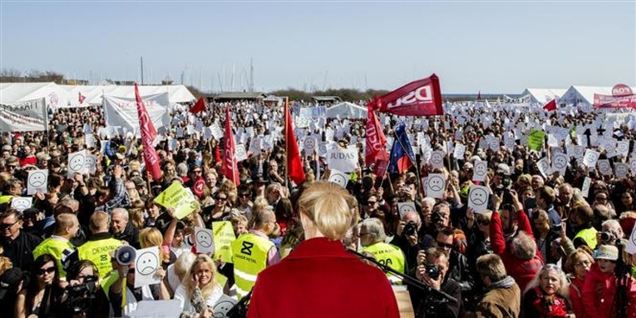 Selv om de løslades, er de to mænd fortsat sigtet efter straffelovens paragraf 119 om vold mod offentligt ansat, oplyser Mogens Brøndum.