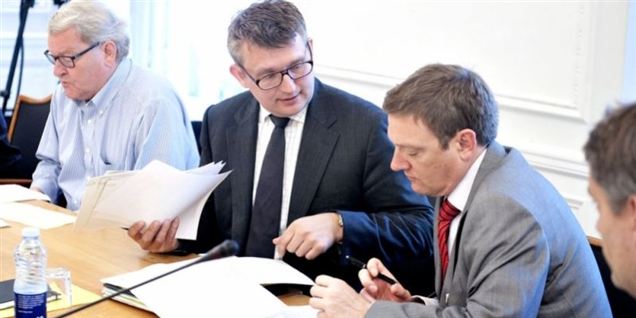 Skatteminister Troels Lund Poulsen går nu til angreb på Socialdemokraterne. De presser Skat for en hurtig afgørelse, mener han.