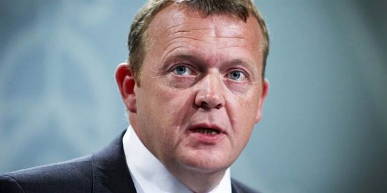 Den tidligere statsminister Jens Otto Krag sagde, at man har et standpunkt, til man tager et nyt. Det må Lars Løkke Rasmussen sande, for han hyldede for tre år siden ideen om at arbejde en time mere om ugen. Lige præcis det rød blok foreslår.