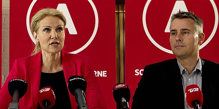 Henrik Sass Larsen er tilbage i toppen af&nbsp;hierarkiet&nbsp;hos Socialdemokraterne. På tirsdagens pressemøde i Helsingør havde han plads ved siden af statsminisiteren, der måtte besvare en regn af kritiske spørgsmål om dagpengene.