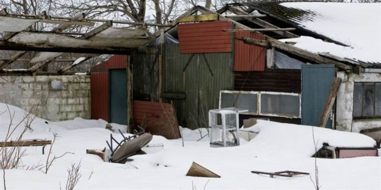 Under helt forrykte og horrible forhold var den dengang 19-årige datter spærret inde af sin far i et koldt, mørkt udhus uden lys.