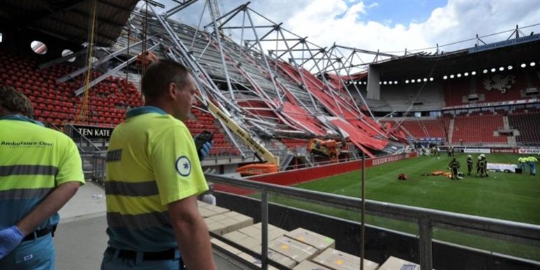 Sådan ser det ud, når et stadiontag har givet efter.