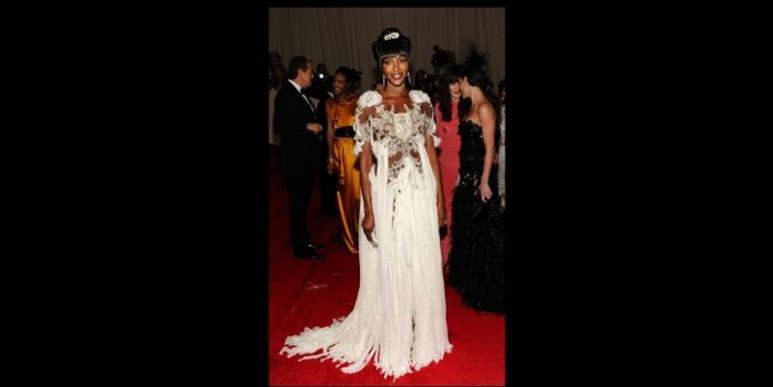 Godt nok er hun smuk - Naomi Campbell. Men hendes valg af galla-kjole til Metropolitan Museum of Art Costume Institute galla i aftes får alvorlige mode-hug af Mail Online i dag.